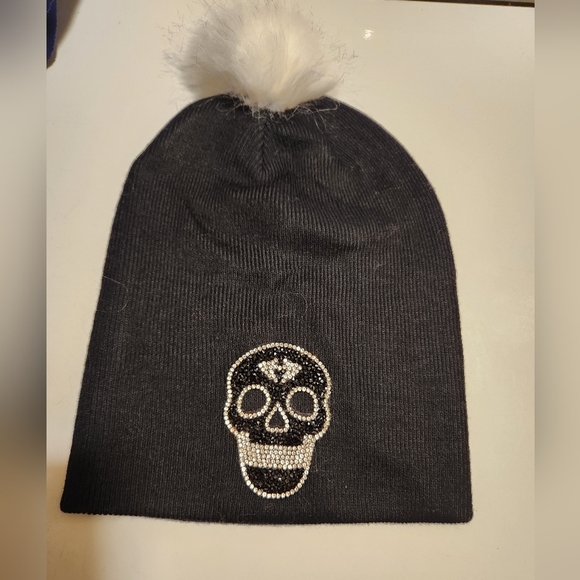 New Beanie hat with skull embellishment & pom-pom - Picture 6 of 6